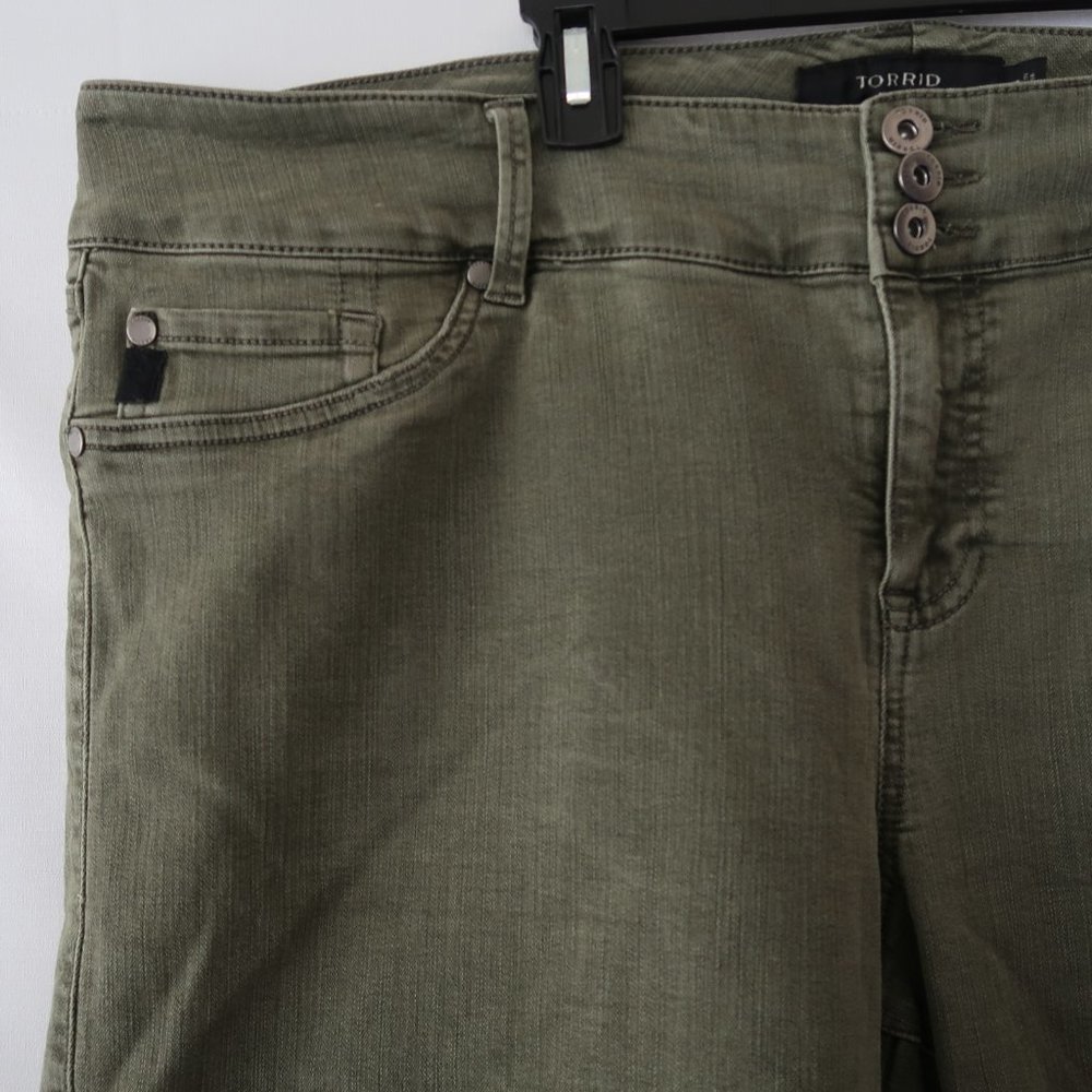 SOLD | Torrid Jegging Bermuda Shorts Olive Wash - Picture 6 of 10